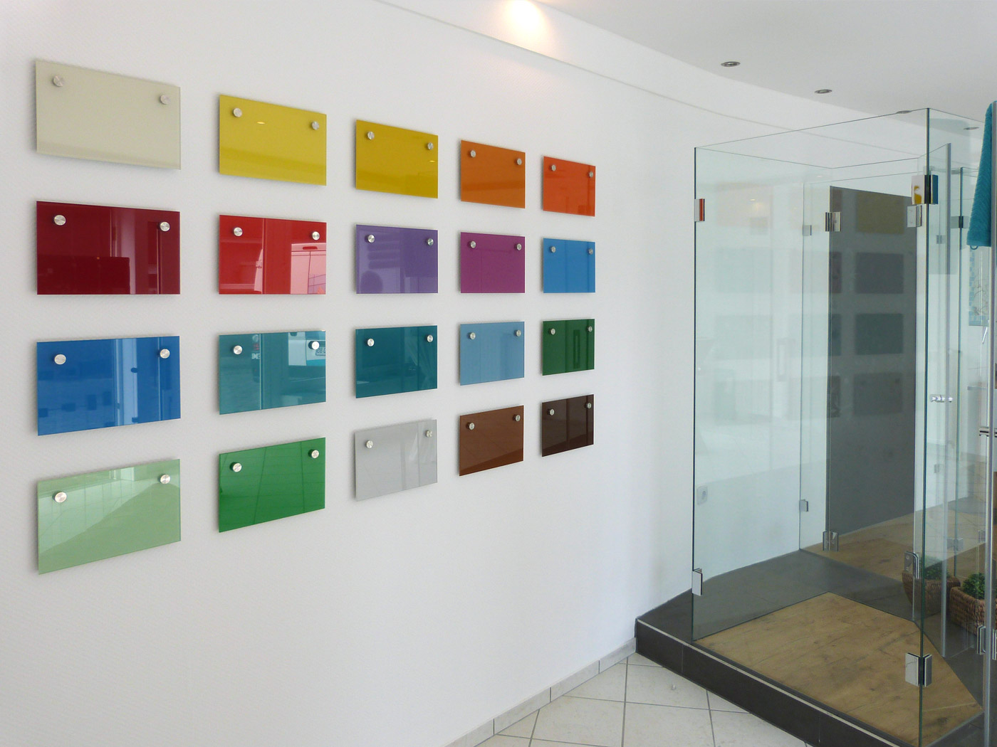 Colorglas-Wand